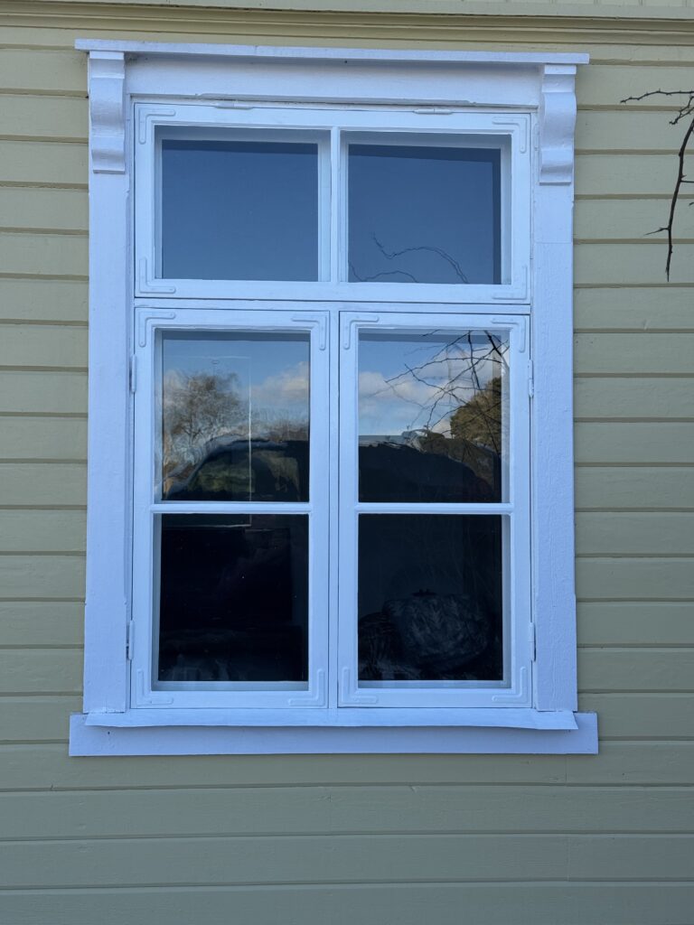 Exempel på färdigrenoverat fönster av Åkerblom & Enmans Fönstervård – kundcase utfört av LJO Media