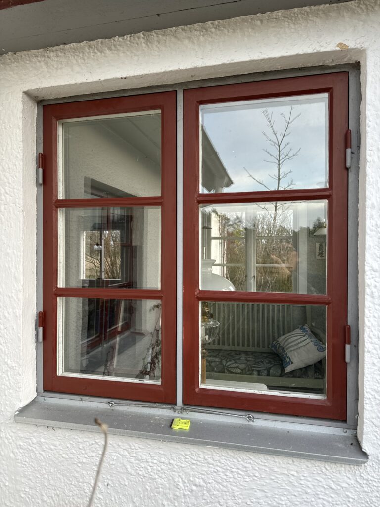 Exempel på färdigrenoverat fönster av Åkerblom & Enmans Fönstervård – kundcase utfört av LJO Media