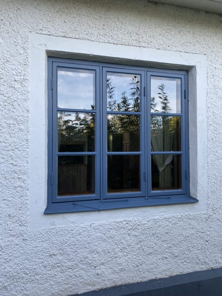 Exempel på färdigrenoverat fönster av Åkerblom & Enmans Fönstervård – kundcase utfört av LJO Media